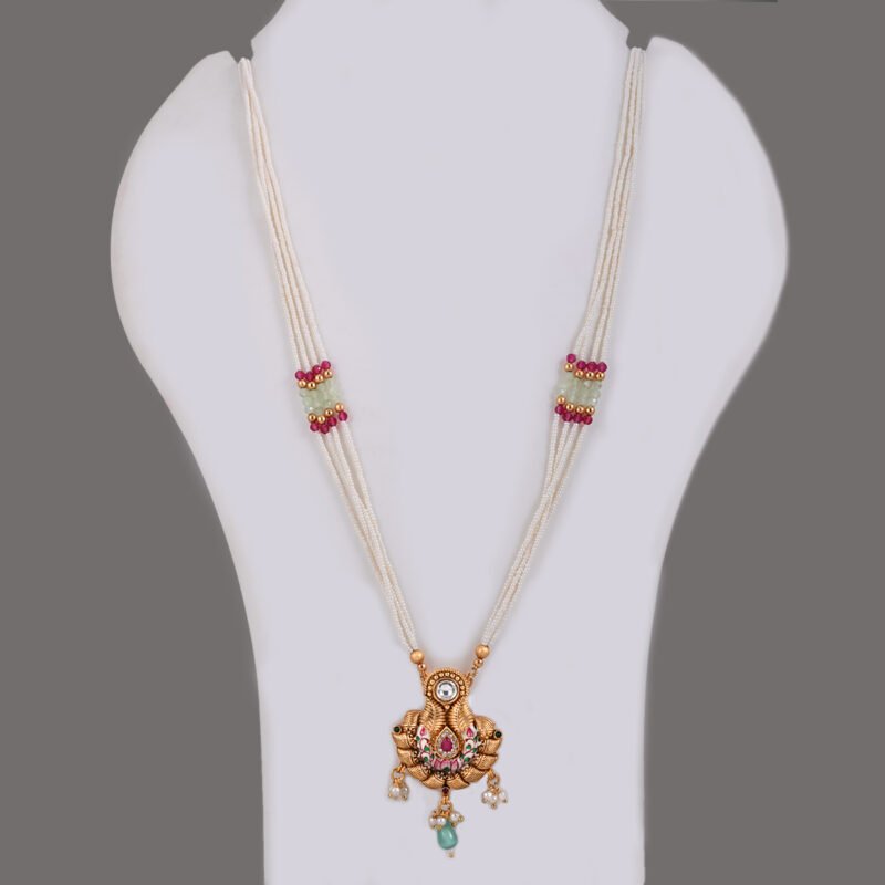 Sleek short necklace